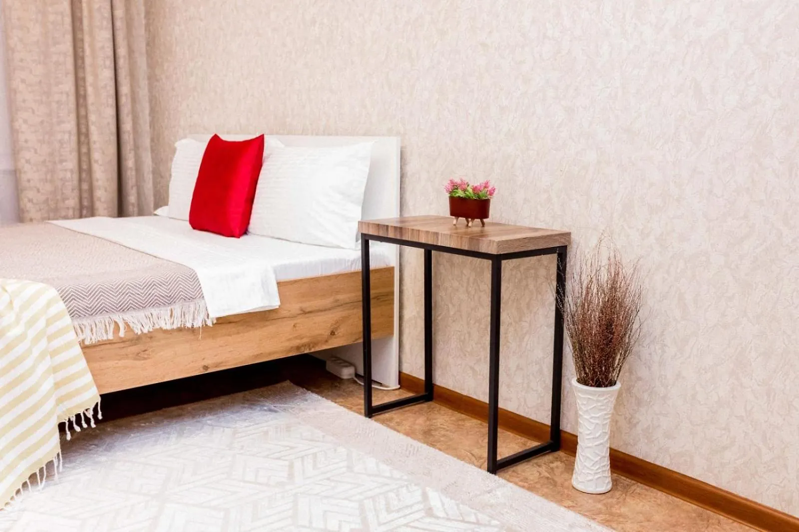 Яркая Квартира В Сердце Города Almaty Apartment